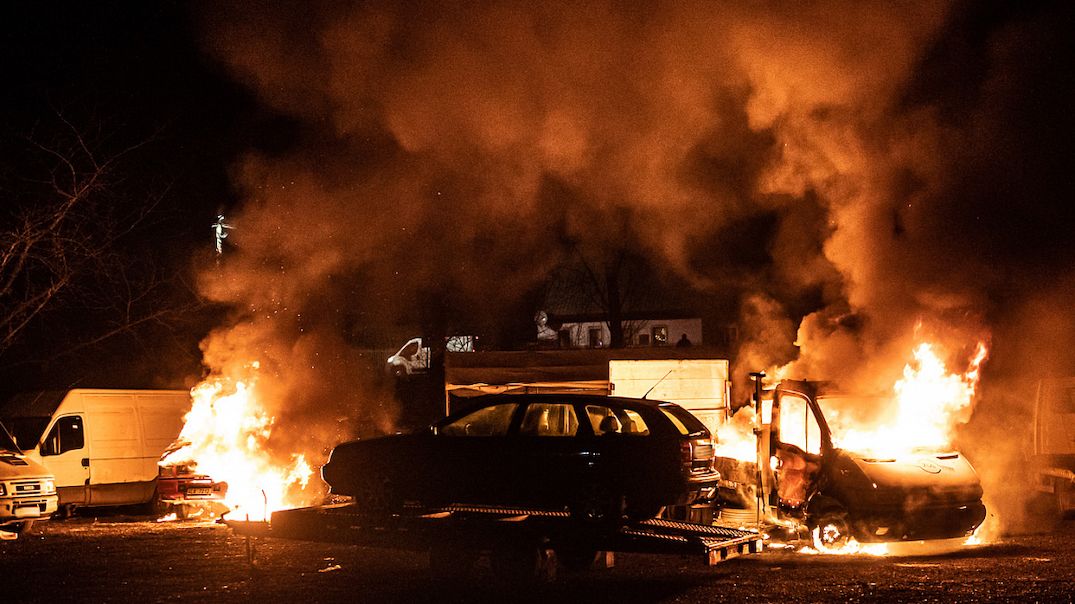 Odstavená auta v plamenech. U drůbežárny na Děčínsku hasili velký požár